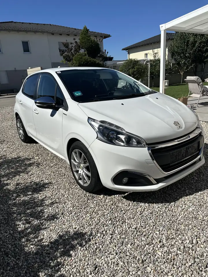 Peugeot 208 Active 1,6 BlueHDi 100 S&S — photo 1 of 15