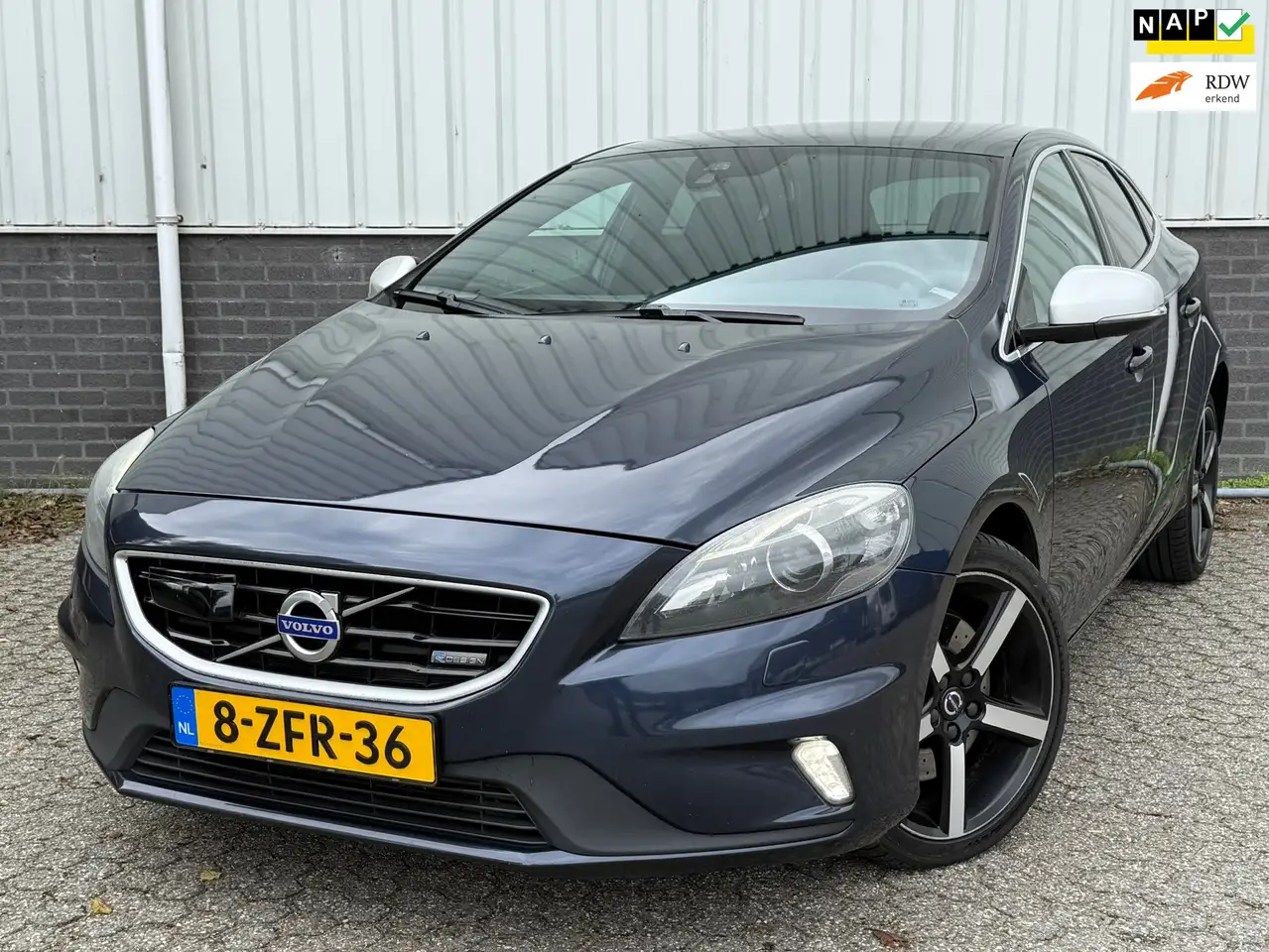 Volvo V40 2.0 D4 R-Design Business Navi Clima Leder Cruise N — photo 1 of 36