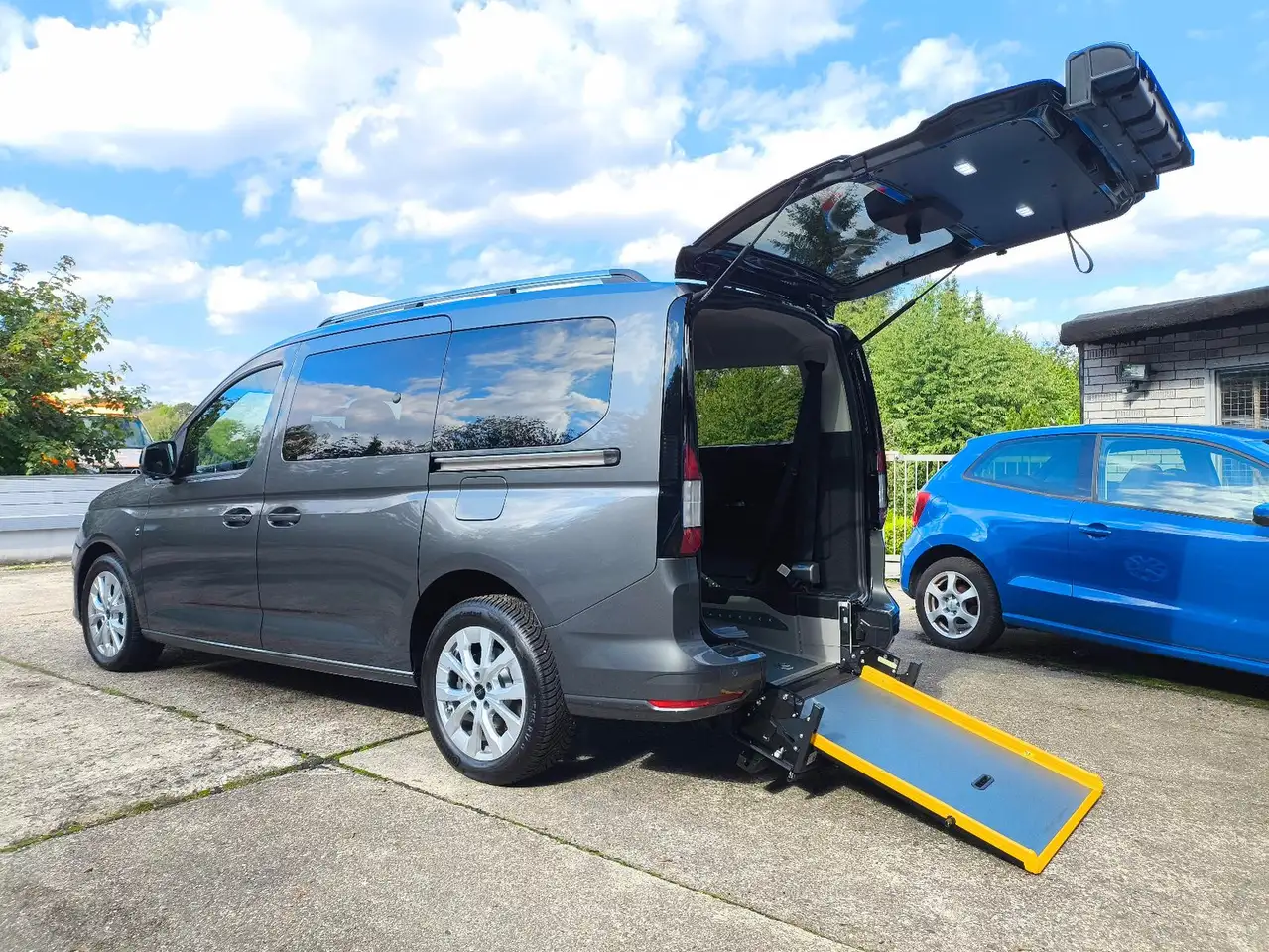 Ford Tourneo Connect Grand Tourneo Connect Titanium Rollstuhgerecht — photo 1 of 32