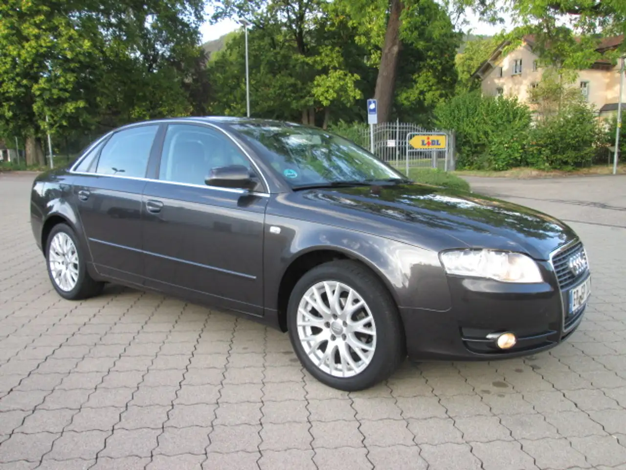 Audi A4 A4 1.6 + 1.HAND+LIMOUSINE+TÜV NEU+EXTRAS — photo 1 of 15
