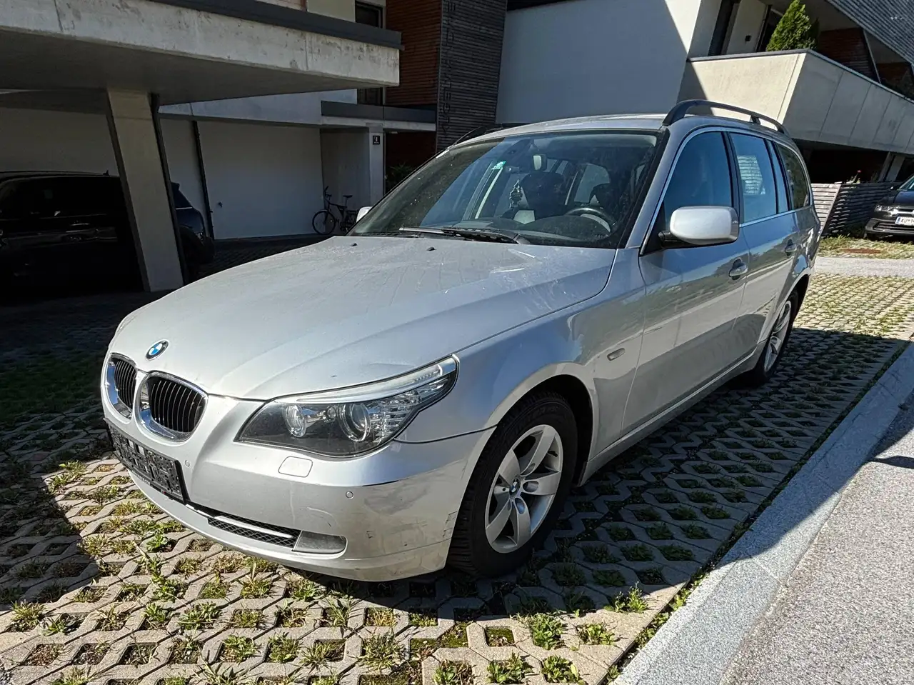BMW 520 520d Touring — photo 1 of 18