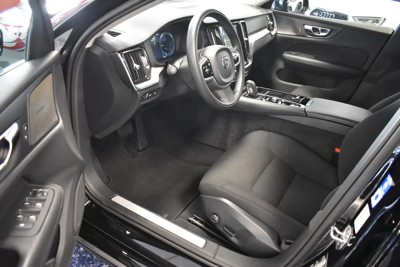 2021 Volvo V60 R-Design Expres Recharge Plug-In Hybrid AWD, photograph 6