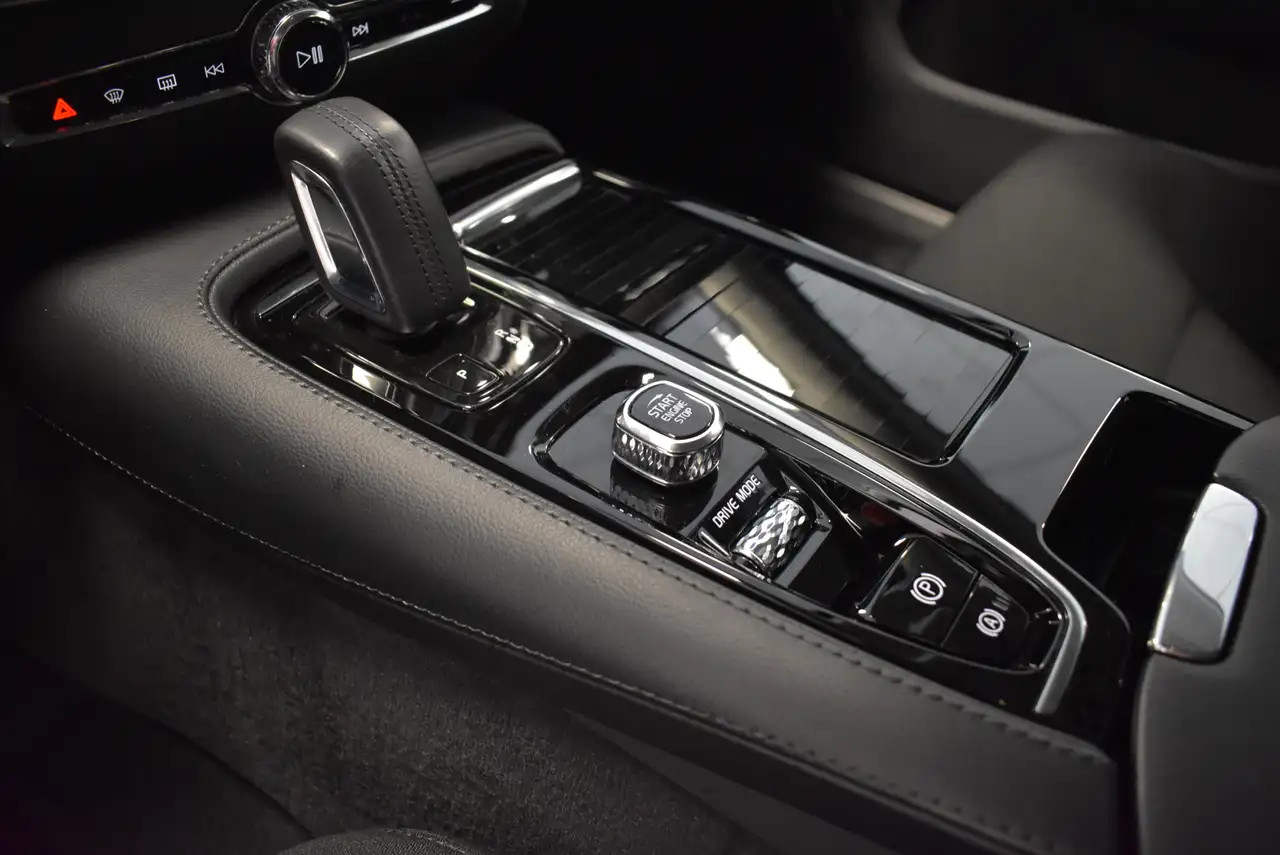 2021 Volvo V60 R-Design Expres Recharge Plug-In Hybrid AWD, photograph 11