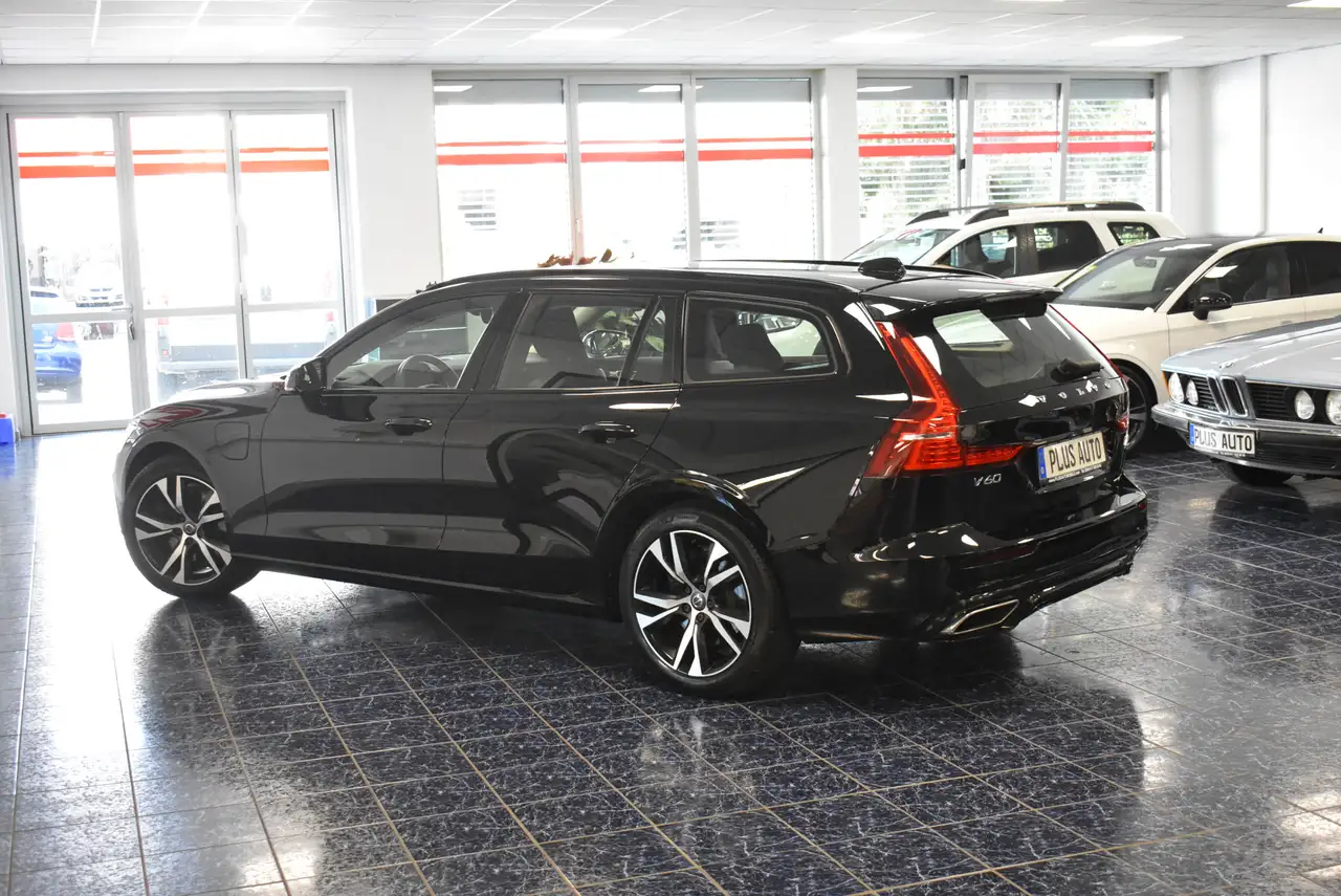 2021 Volvo V60 R-Design Expres Recharge Plug-In Hybrid AWD, photograph 2
