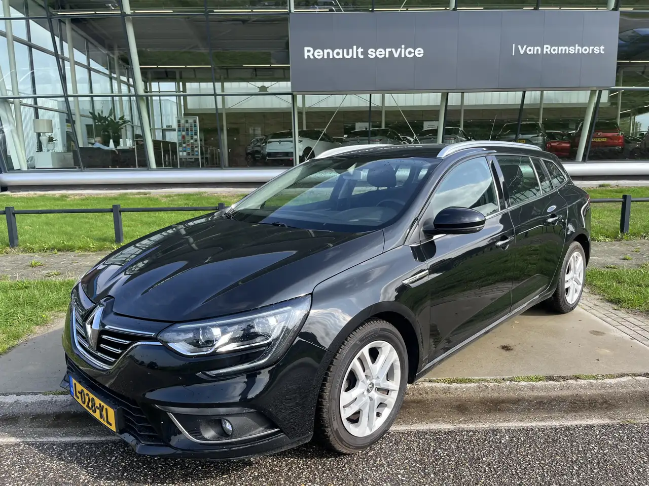 Renault Megane Estate 1.3 TCe 140PK Limited / Automaat / Trekhaak — photo 1 of 27