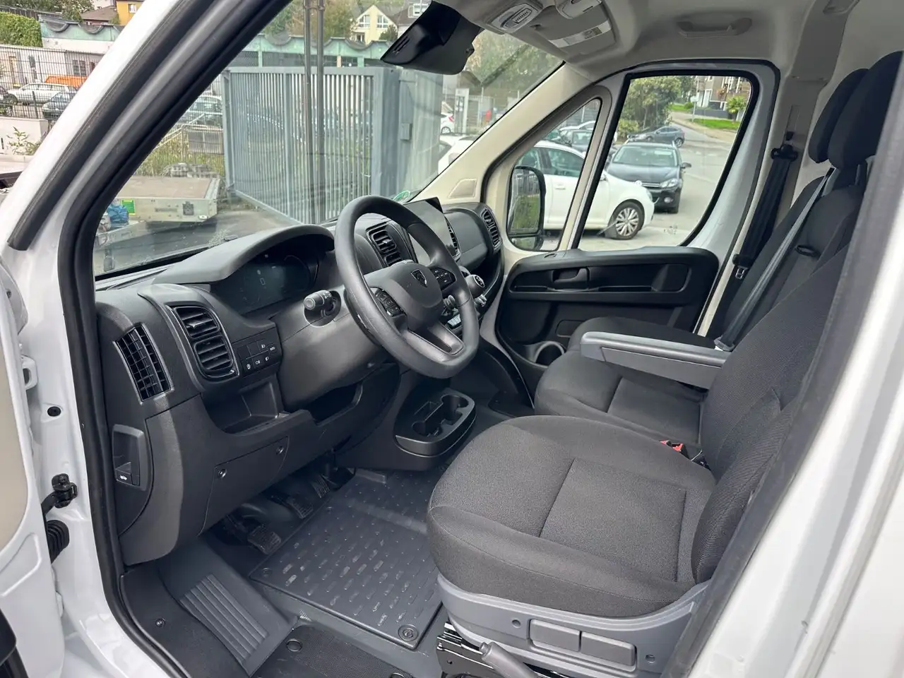 2026 Peugeot Boxer Kasten Hochraum 335 L2H2 BlueHDi 140 Navi, photograph 9