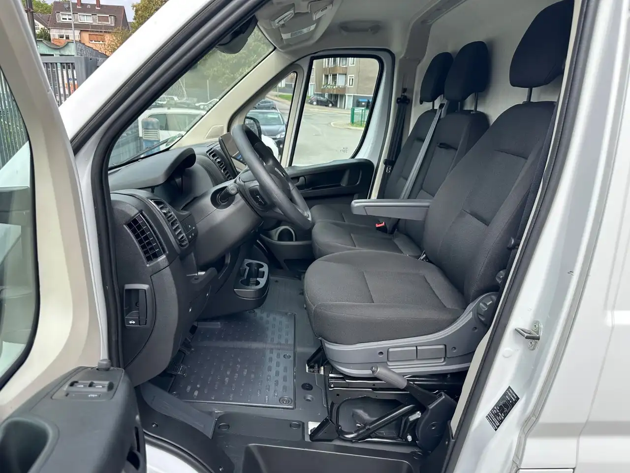2026 Peugeot Boxer Kasten Hochraum 335 L2H2 BlueHDi 140 Navi, photograph 10