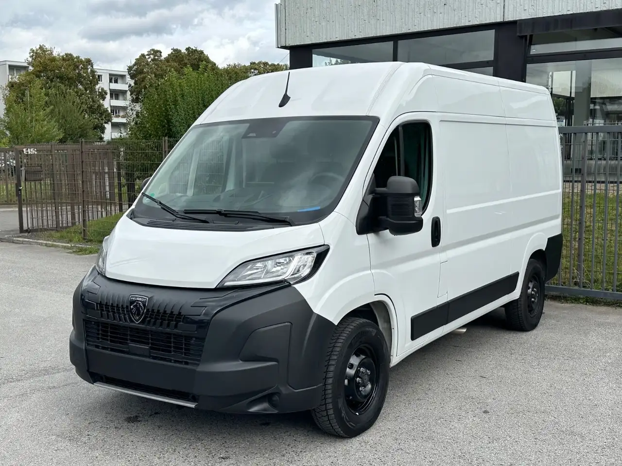 Peugeot Boxer Kasten Hochraum 335 L2H2 BlueHDi 140 Navi — photo 1 of 20