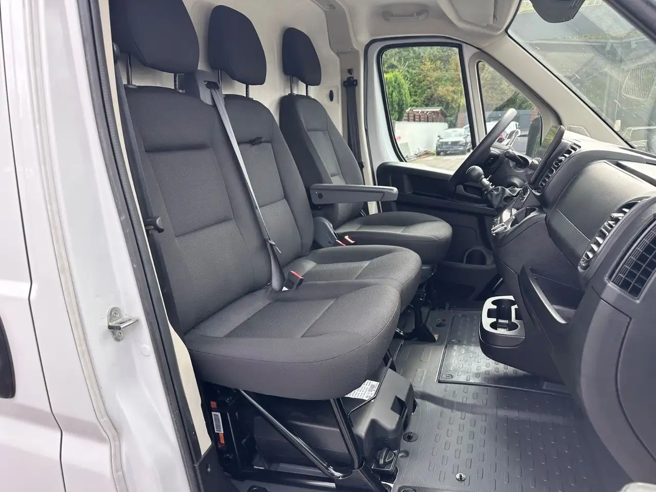 2026 Peugeot Boxer Kasten Hochraum 335 L2H2 BlueHDi 140 Navi, photograph 12