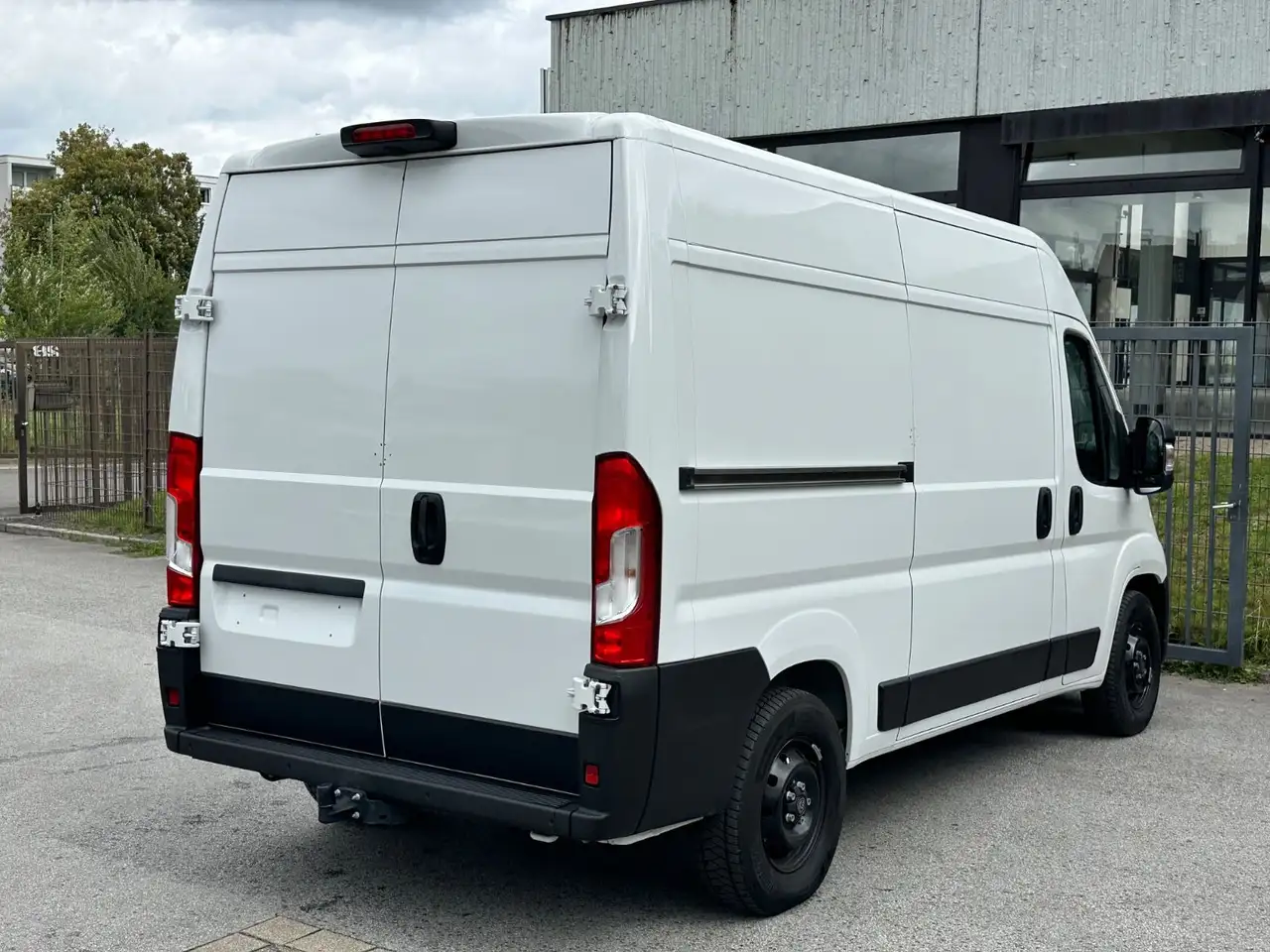 2026 Peugeot Boxer Kasten Hochraum 335 L2H2 BlueHDi 140 Navi, photograph 5