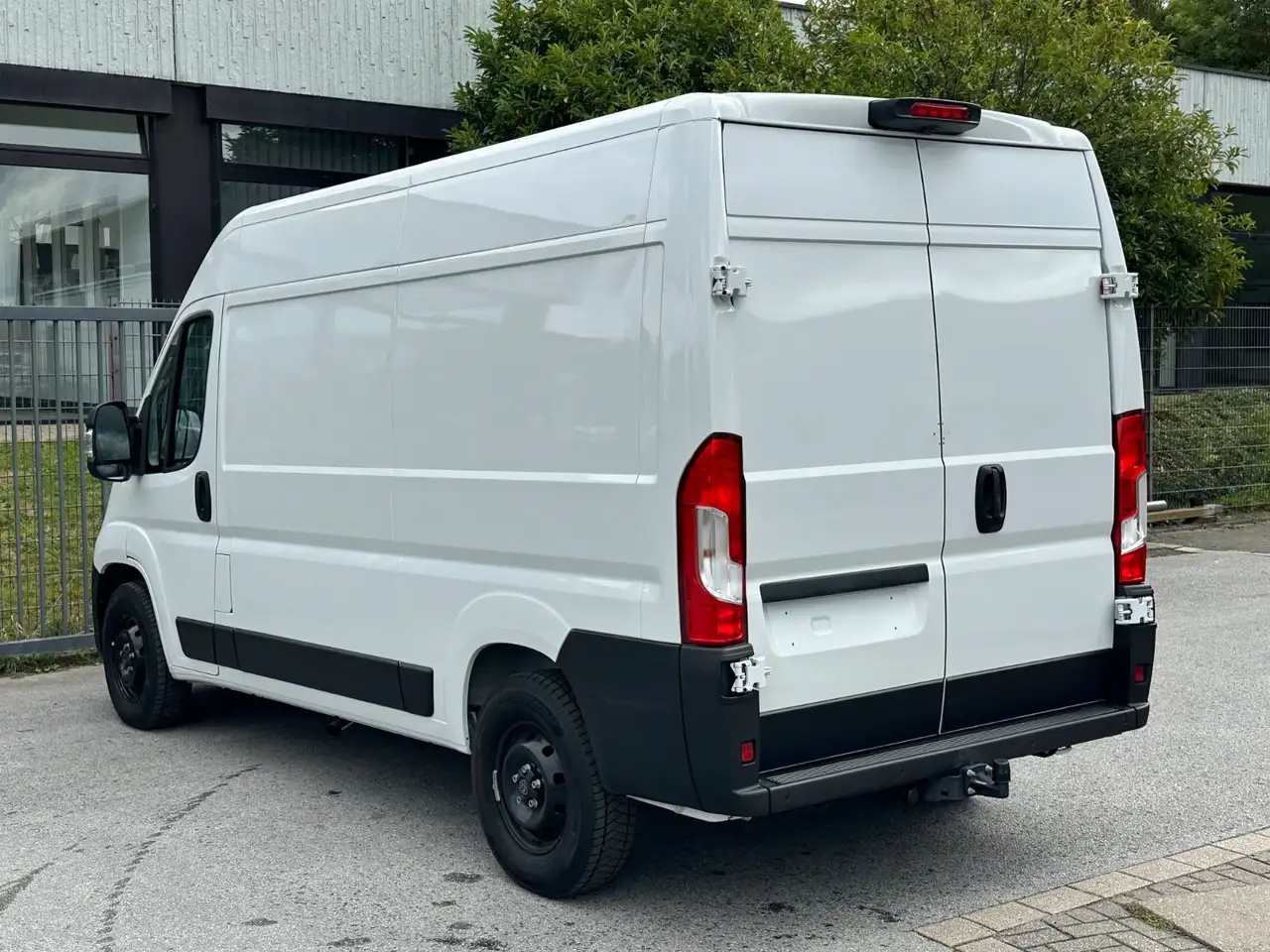 2026 Peugeot Boxer Kasten Hochraum 335 L2H2 BlueHDi 140 Navi, photograph 4