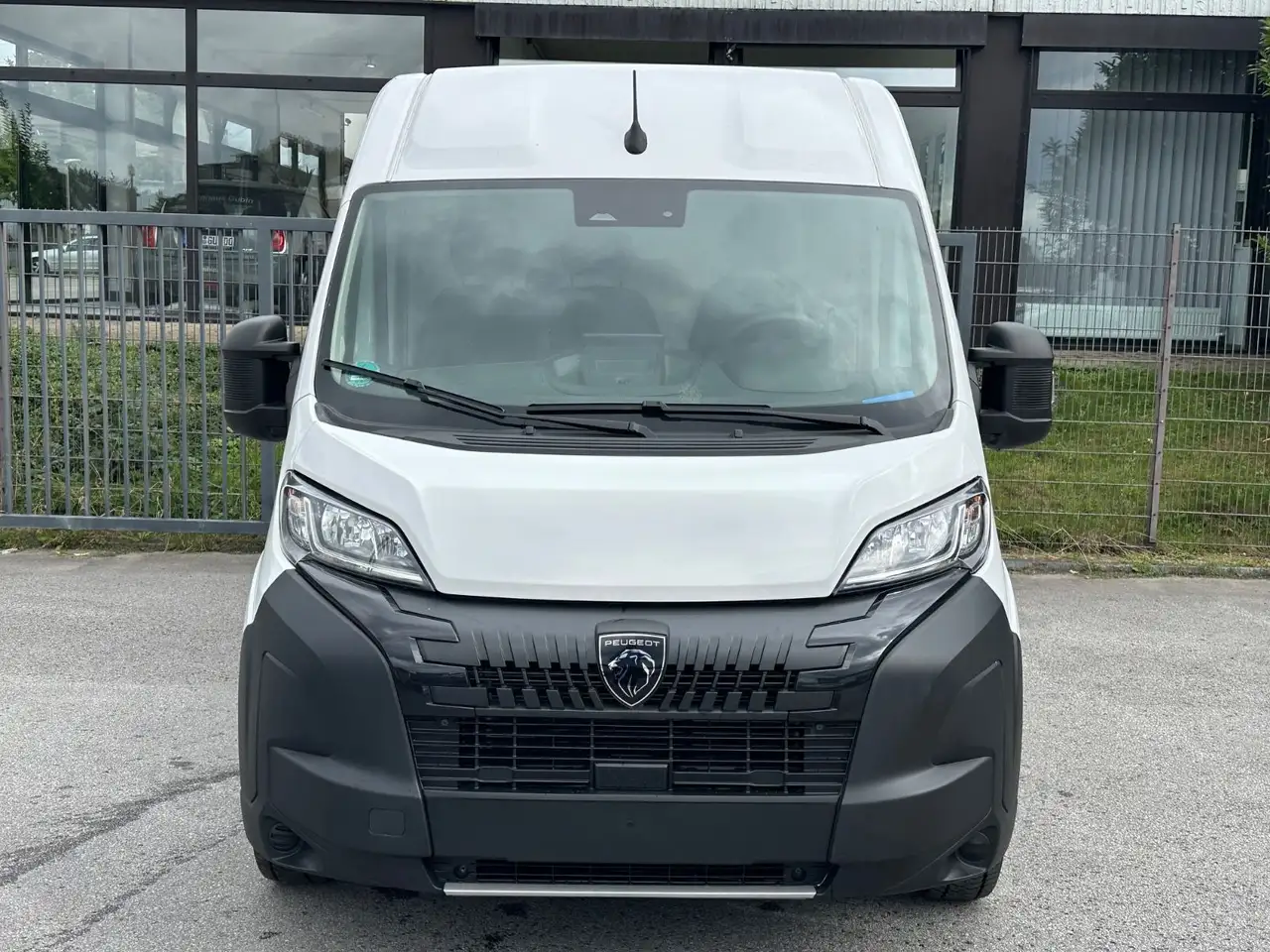 2026 Peugeot Boxer Kasten Hochraum 335 L2H2 BlueHDi 140 Navi, photograph 2