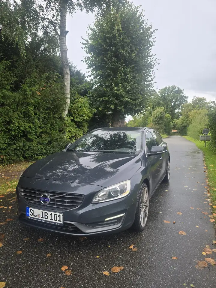 Volvo V60 Momentum — photo 1 of 15
