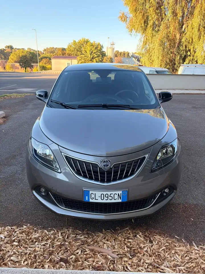 Lancia Ypsilon Ypsilon 1.0 firefly hybrid Gold Plus s — photo 1 of 8