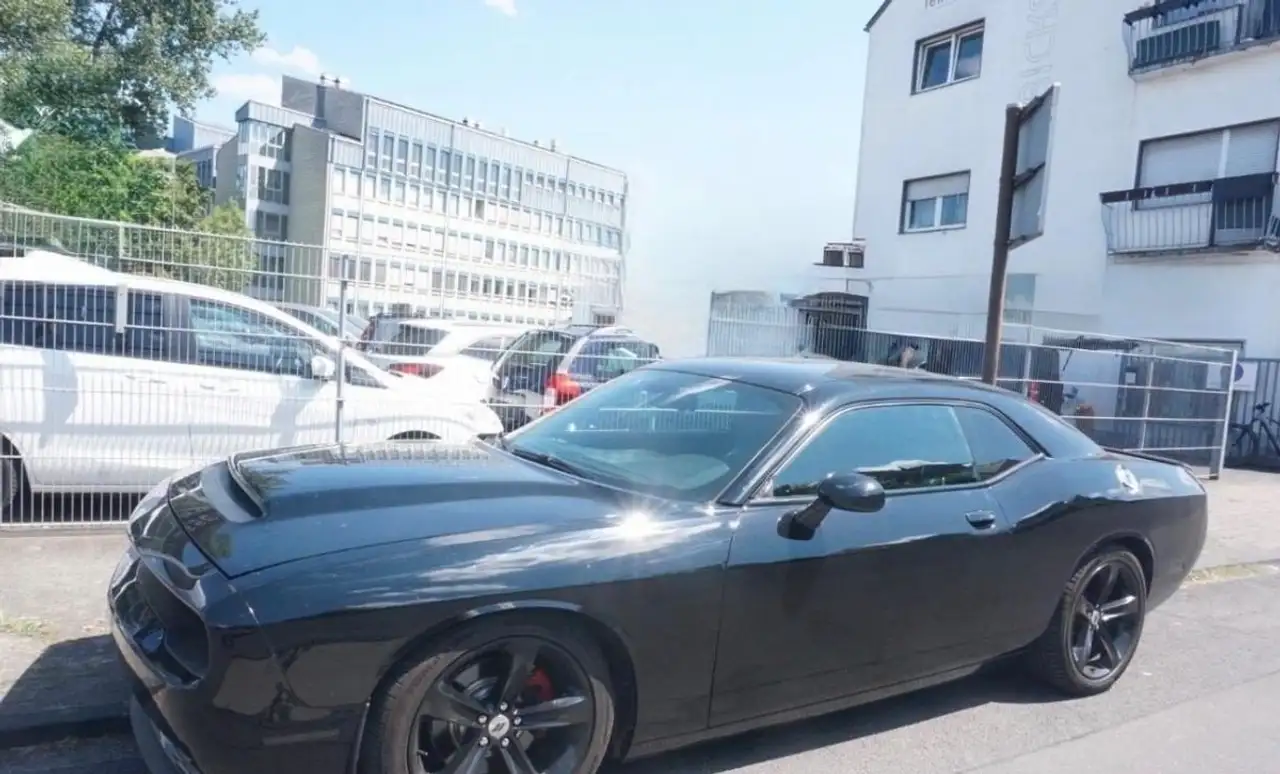 Dodge Challenger RT — photo 1 of 18