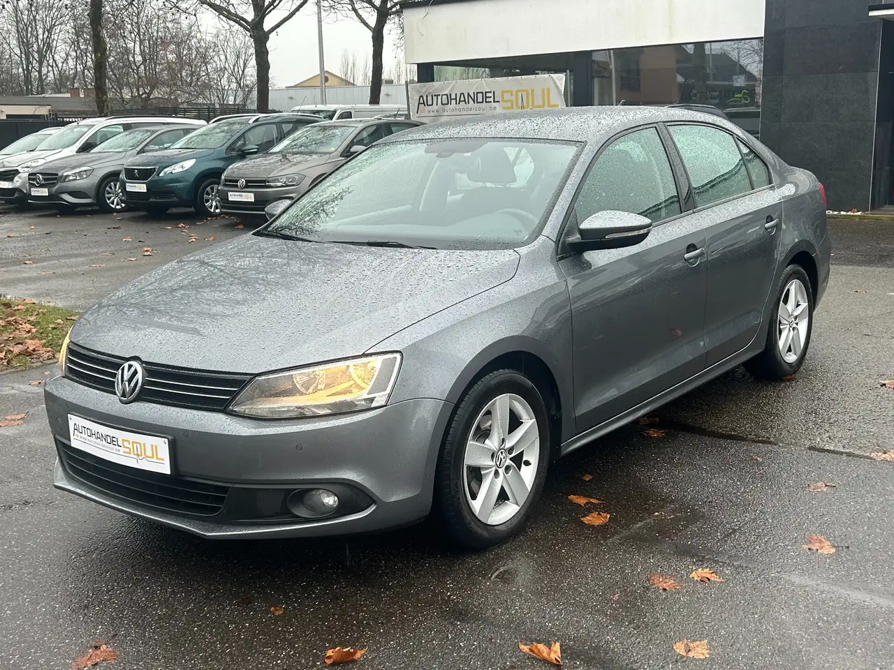 Volkswagen Jetta 1.6tdi, 2011, 230.670km, Navi, Cruise ctr, PDC, AC — photo 1 of 15