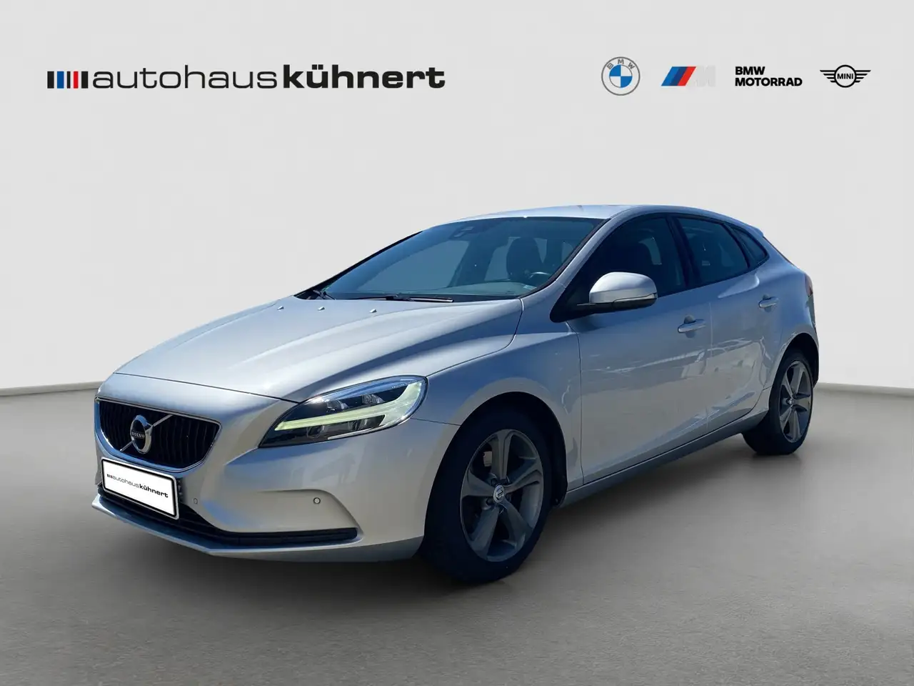 Volvo V40 Momentum LED Navi Tempo PDC SitzHz Klima — photo 1 of 15