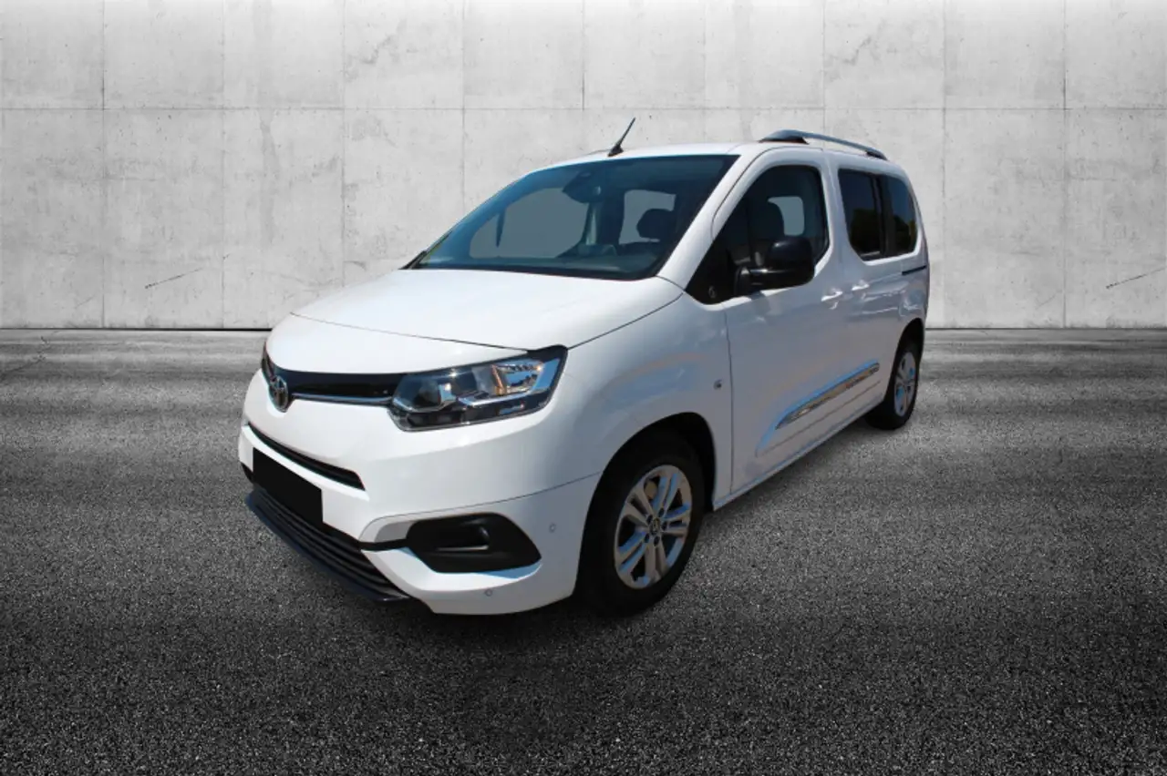 Toyota Proace City City Verso 1.5D 130 CV S&S Short D Executive — photo 1 of 8