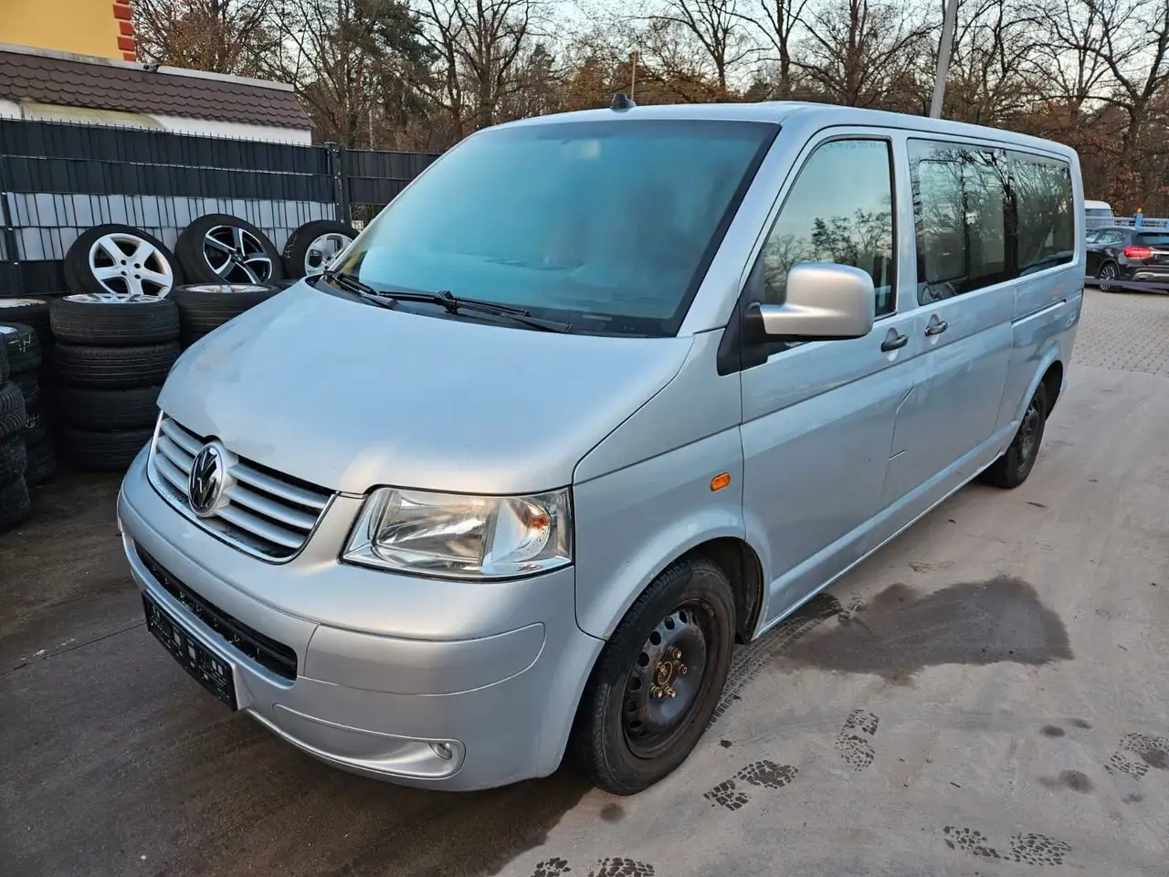 Volkswagen T5 Transporter Bus Shuttle lang — photo 1 of 15