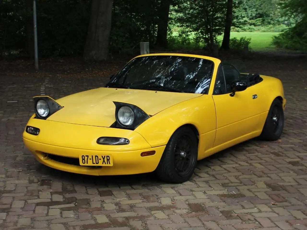 Mazda MX-5 MX-5 1.6i-16V — photo 1 of 14