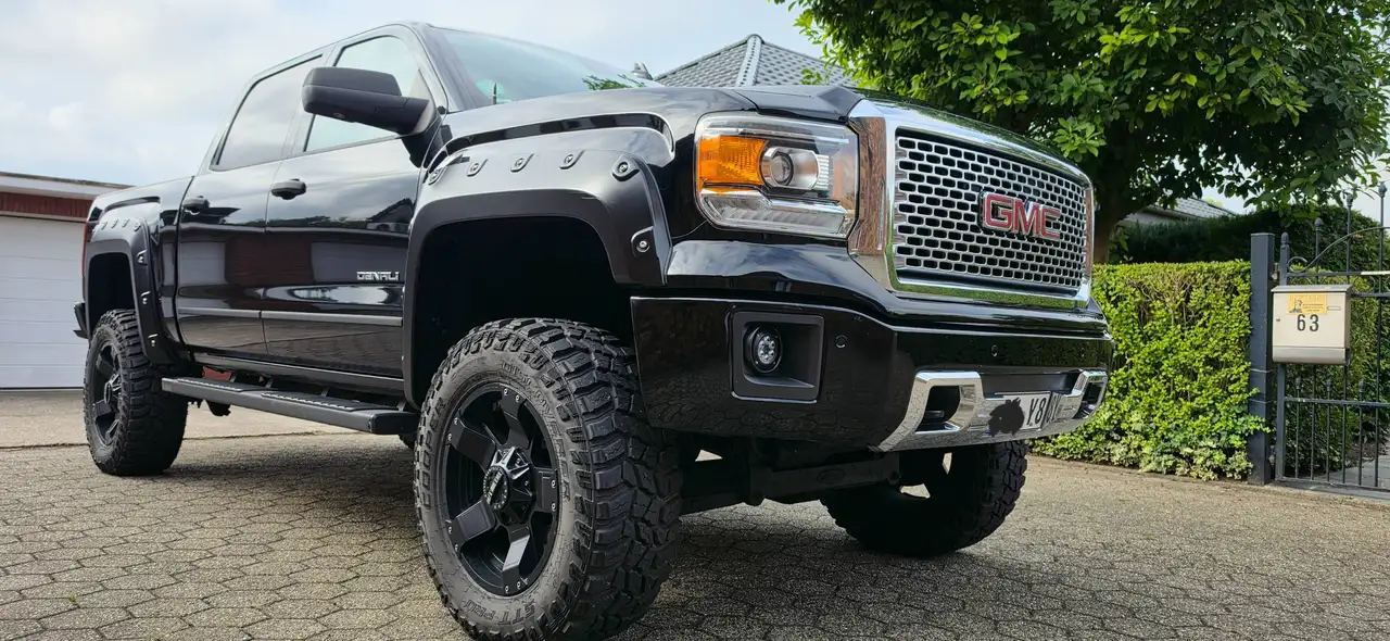 GMC Sierra Denali — photo 1 of 19
