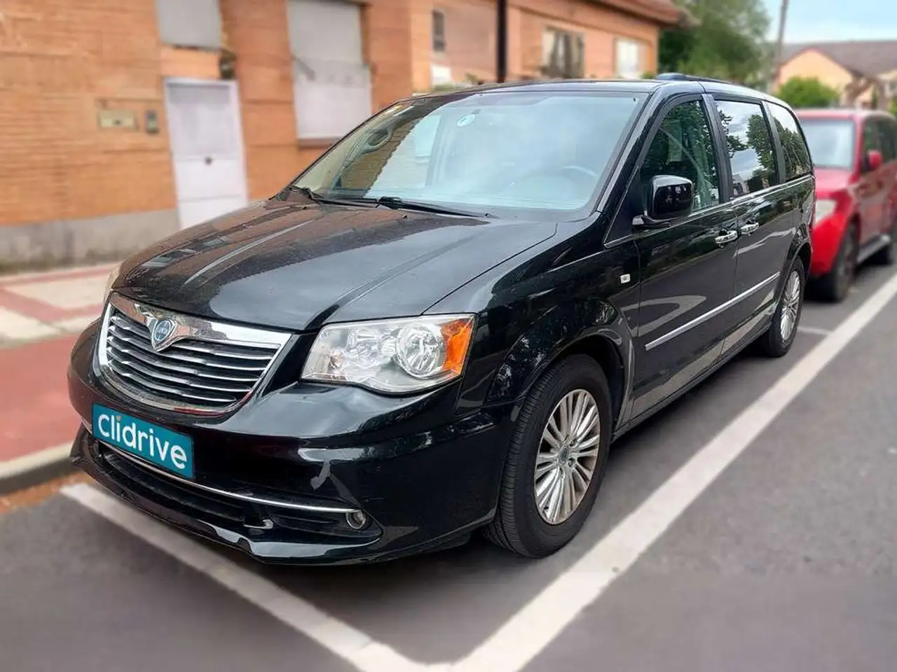 Lancia Voyager 2.8CRD Platinum Aut. — photo 1 of 15