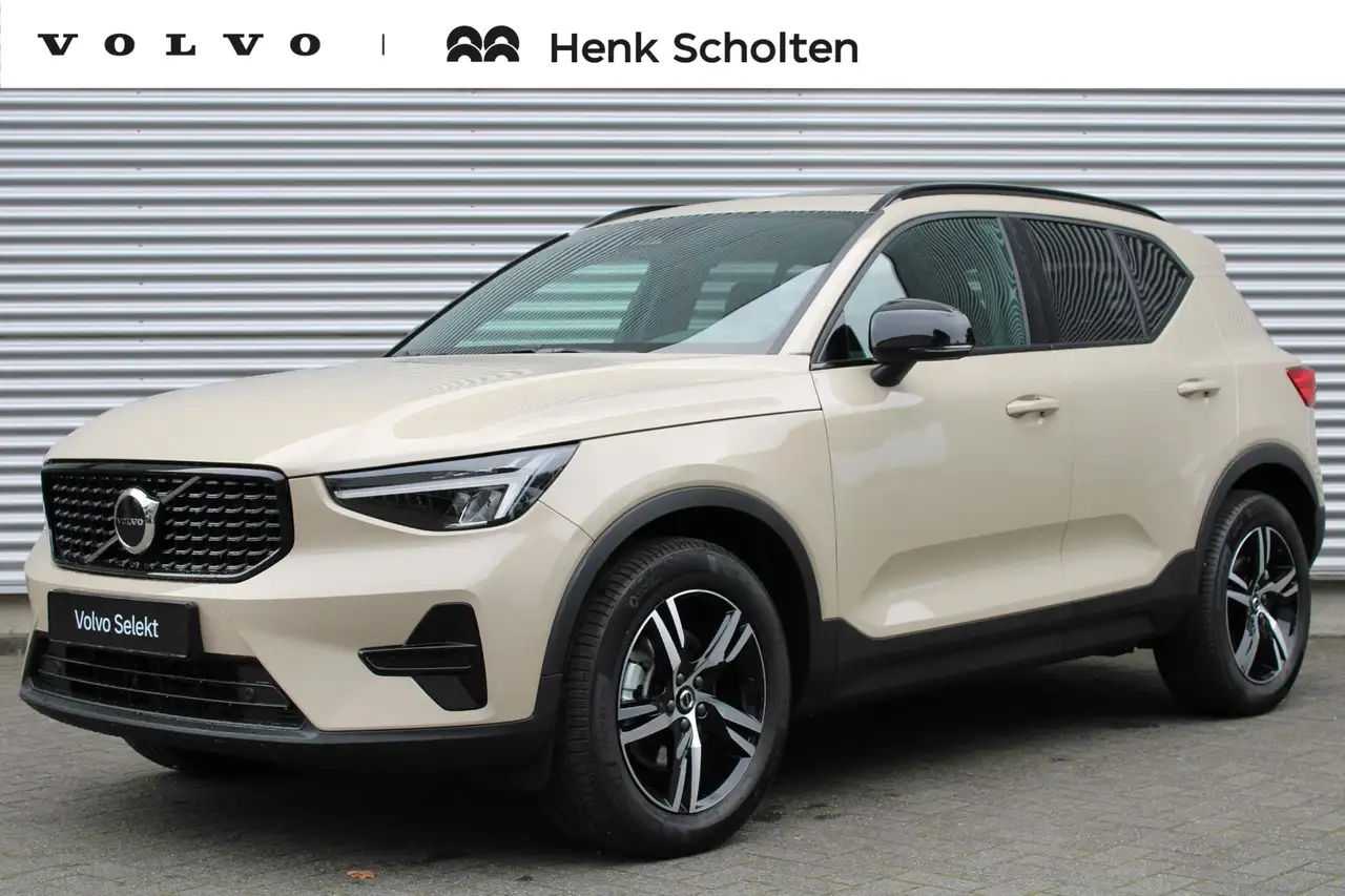 Volvo XC40 B4 Plus Dark | Panoramadak | Trekhaak | Verwarmbar — photo 1 of 31