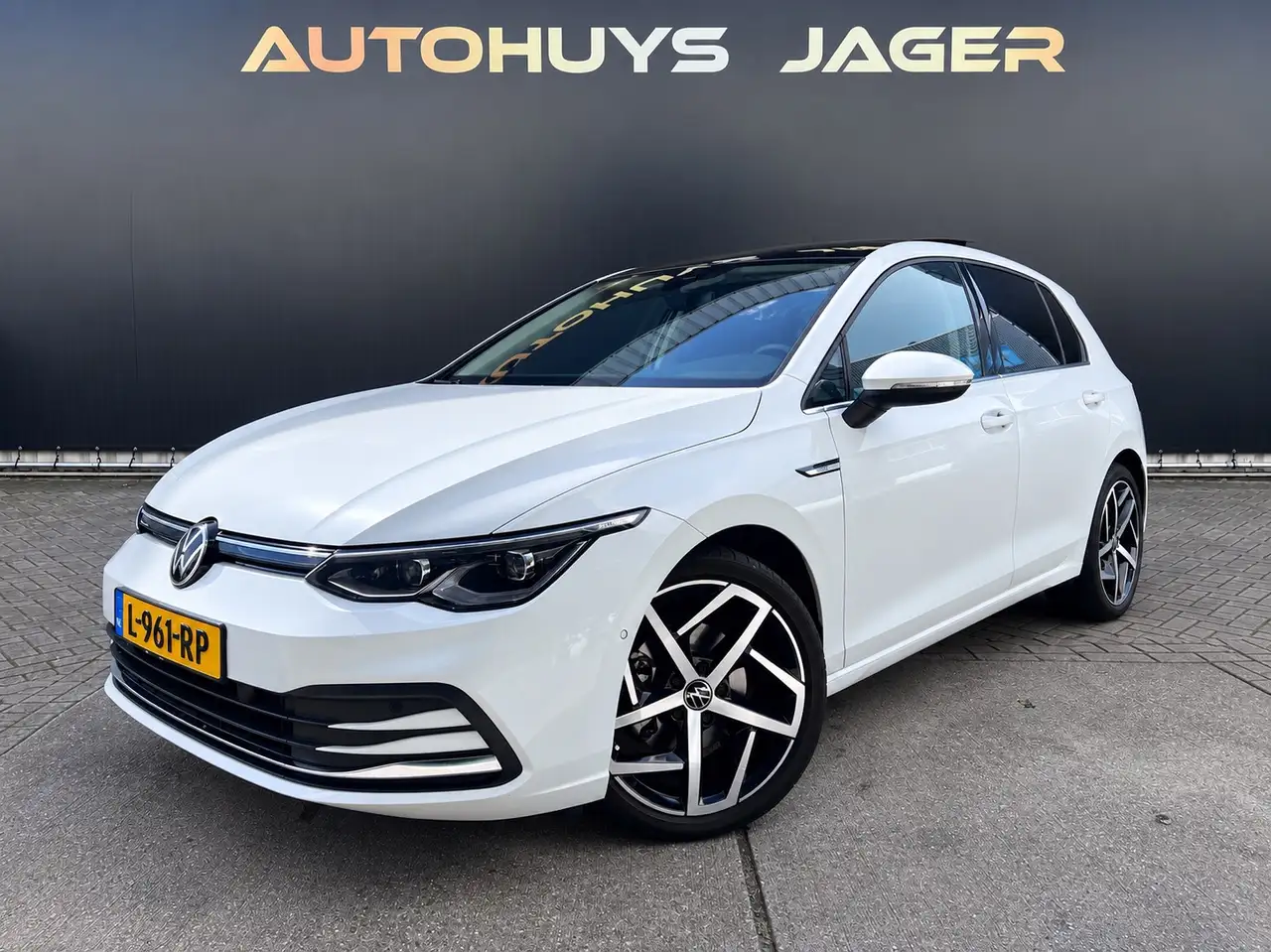 Volkswagen Golf 1.5 eTSI Style - Pano IQ light Massage Memory Carp — photo 1 of 40
