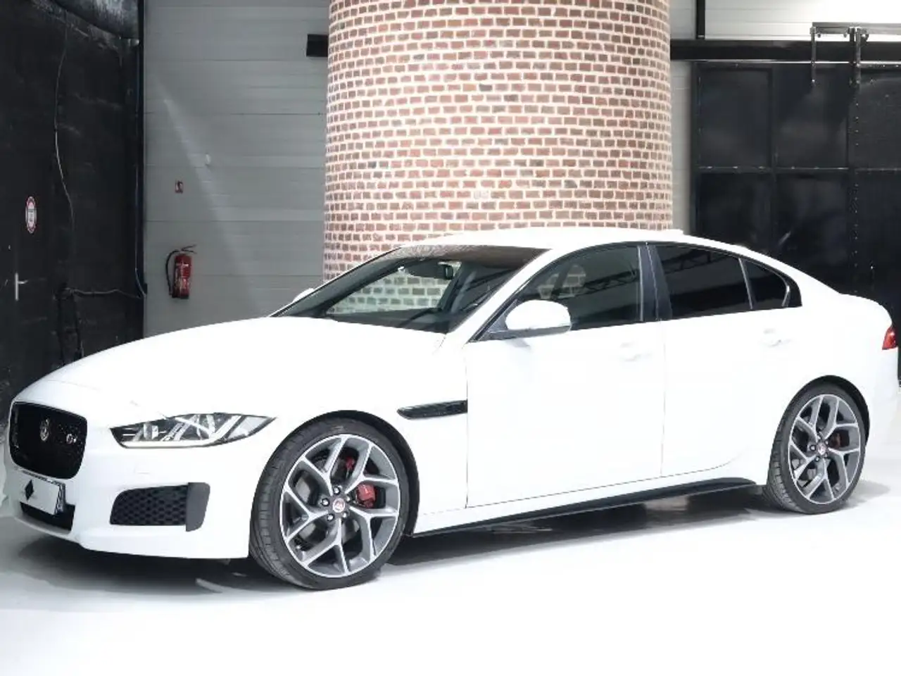 Jaguar XE XE V6 3.0 - 340 Supercharged S A — photo 1 of 5