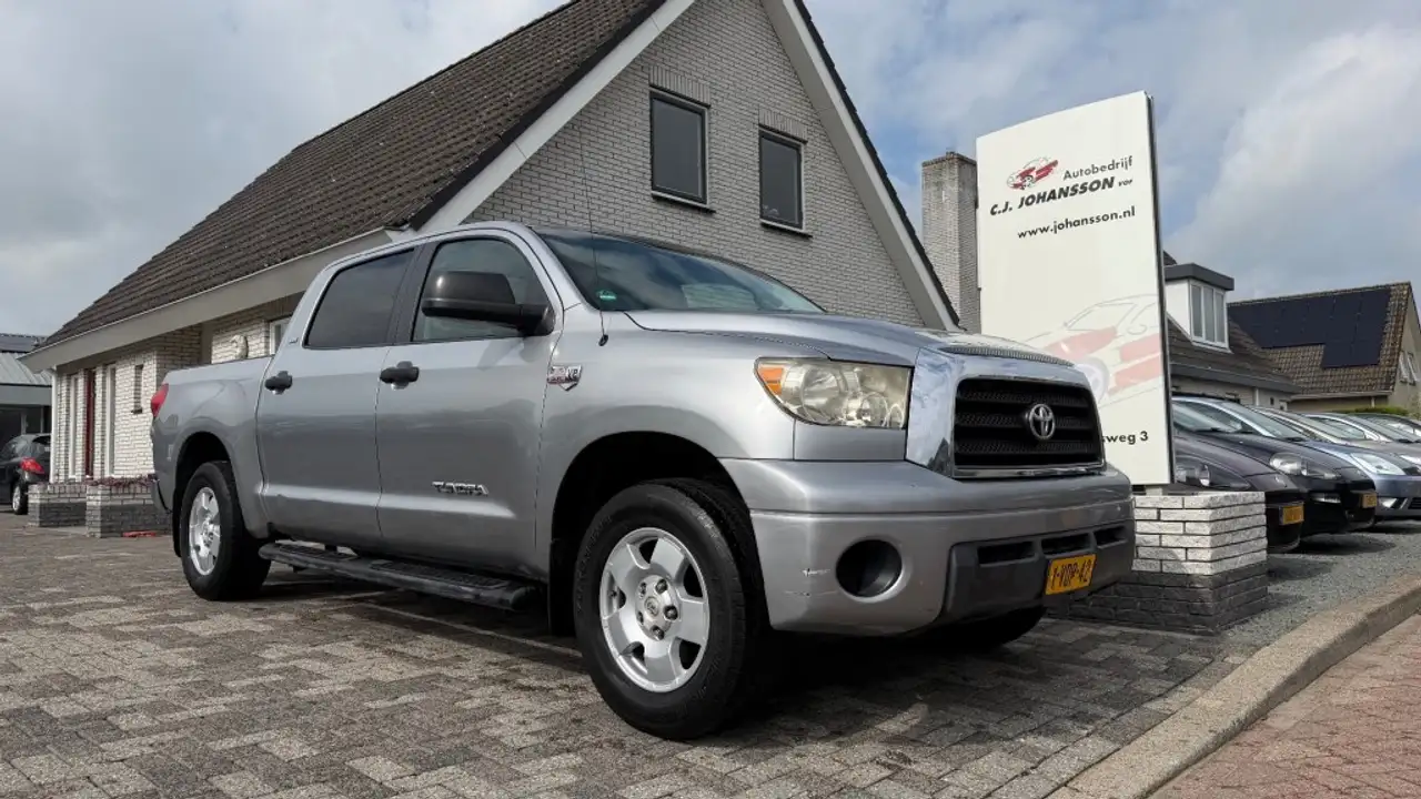 Toyota Tundra 5.7 V8 Double Cab — photo 1 of 11