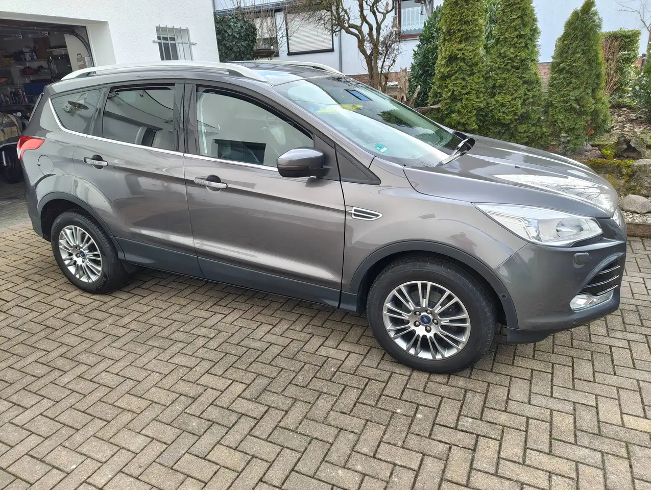Ford Kuga Kuga 1.6 EcoBoost 2x4 Titanium — photo 1 of 14
