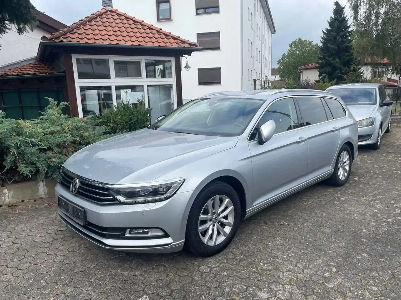 Volkswagen Passat Variant Comfort*Autom. AHK*1.Hand — photo 1 of 5