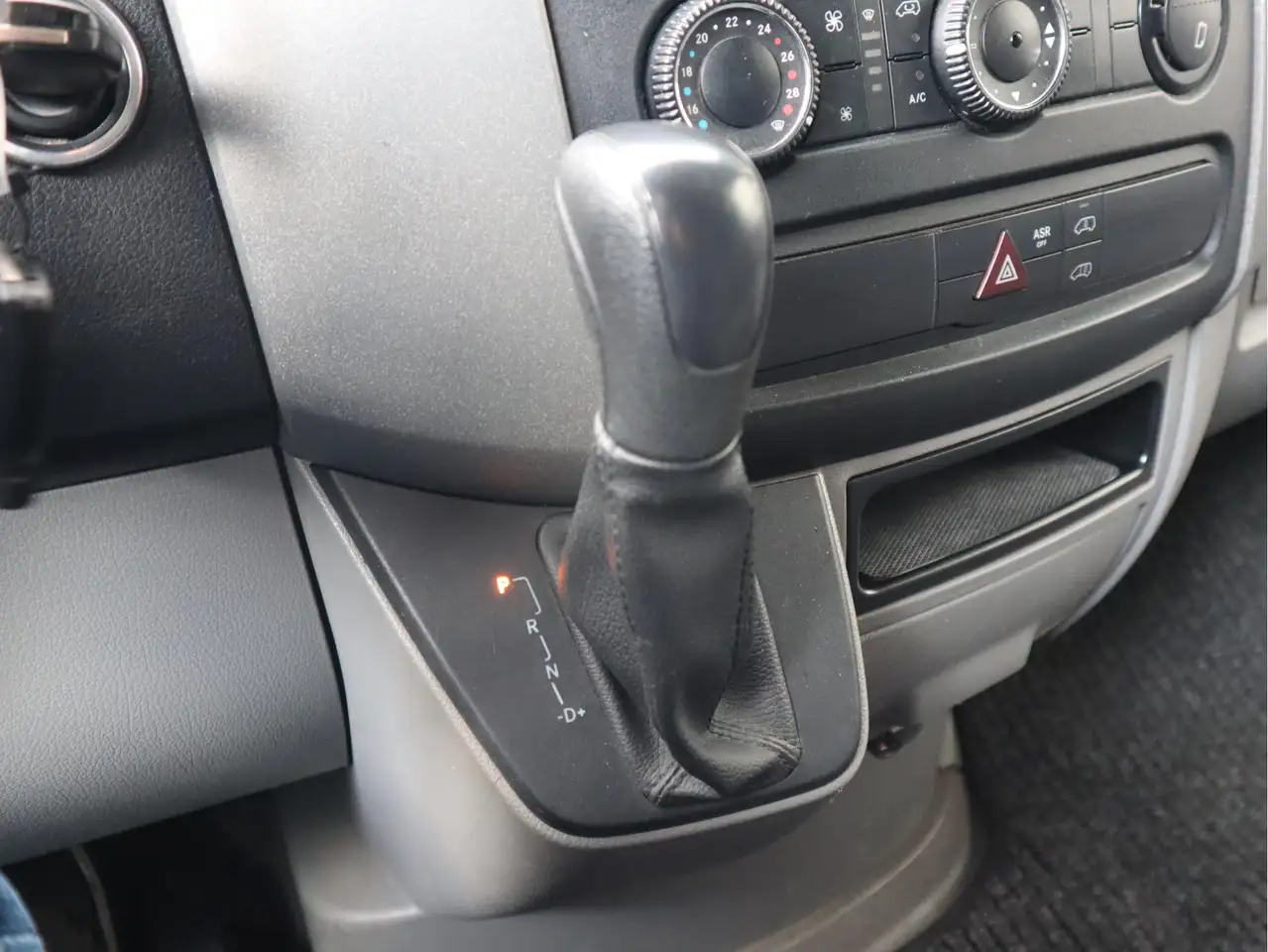 2011 Mercedes-Benz Sprinter 319 CDI 3.0 V6 Automaat Euro 5 - L2H2 - Trekhaak 3, photograph 4