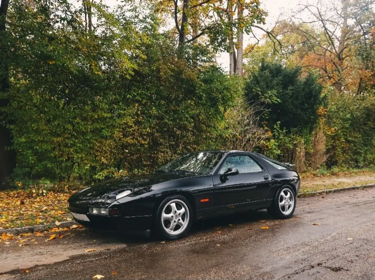 Porsche 928 GTS 5 GANG - SCHALTER - ABSOLUTE RARITÄT !!! — photo 1 of 15