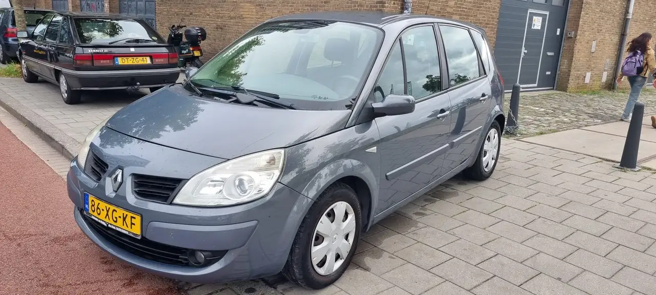 Renault Scenic 2.0-16V Business L. — photo 1 of 10