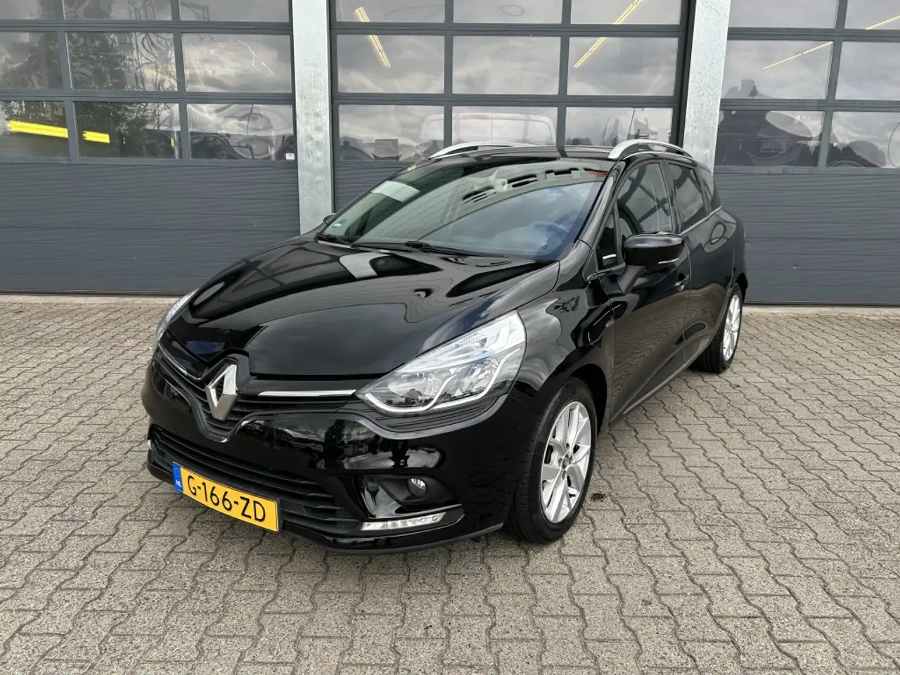 Renault Clio Estate 0.9 TCe 90pk Limited — photo 1 of 28