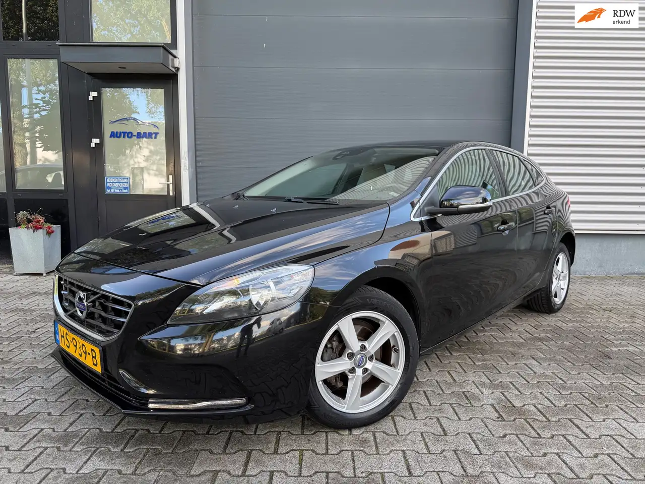 Volvo V40 2.0 D2 Summum Leder|stoelverwarming|cruise control — photo 1 of 17
