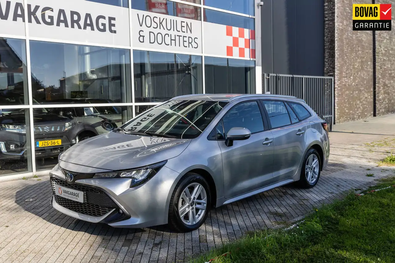 Toyota Corolla Touring Sports 1.8 Hybrid Business — photo 1 of 40