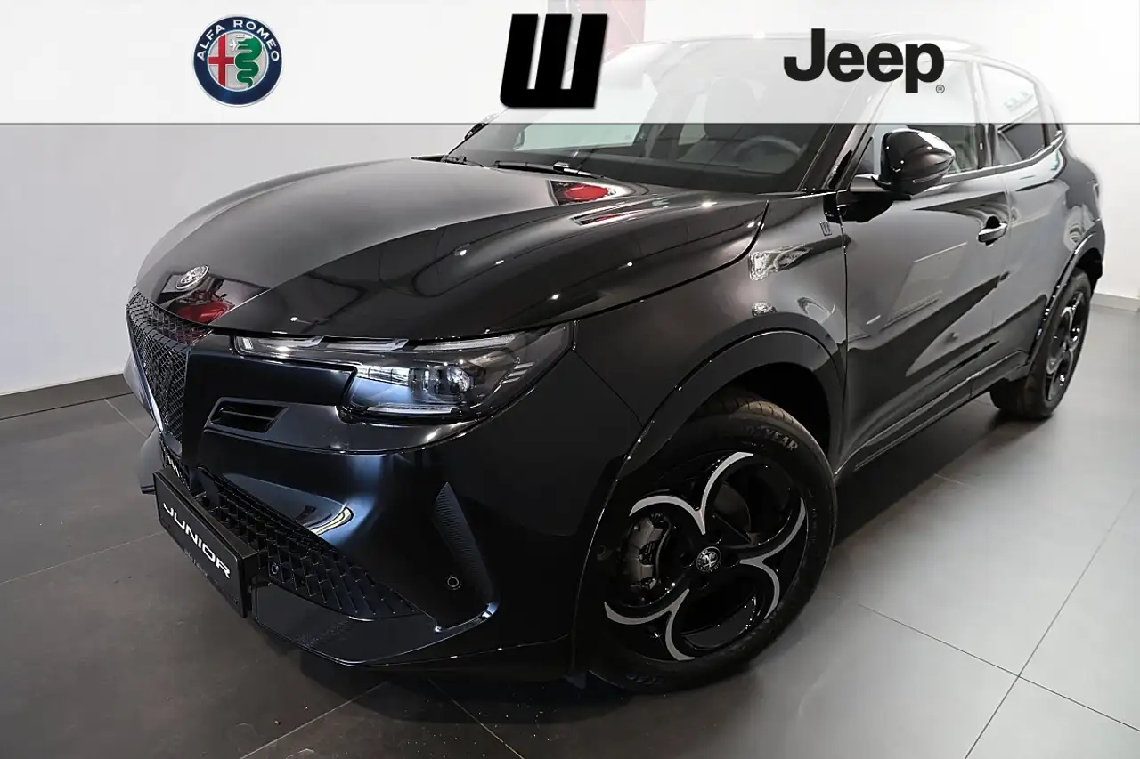 Alfa Romeo Junior Ibrida Q4 1.2 e-DCT6 eAWD Q4 Ti W-EDIZION — photo 1 of 26