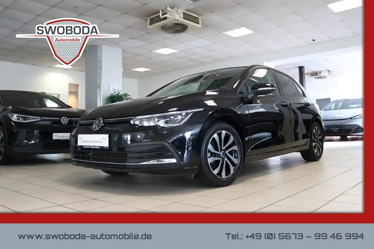 Volkswagen Golf VIII Lim. Active AHK Matrix HUD Pano Kamera — photo 1 of 38