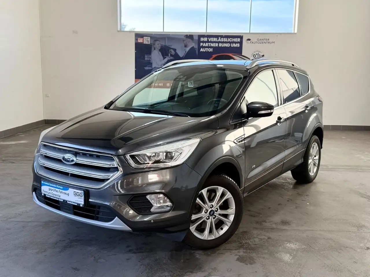 Ford Kuga 2.0 TDCI Titanium 4x4 AHK+NAVI+LED+1.HAND — photo 1 of 25