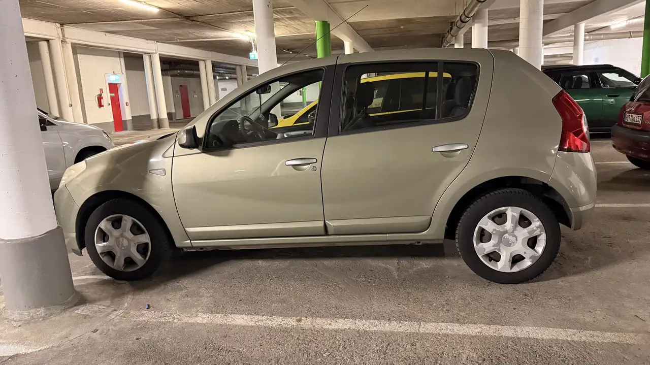 Dacia Sandero Laureate — photo 1 of 8