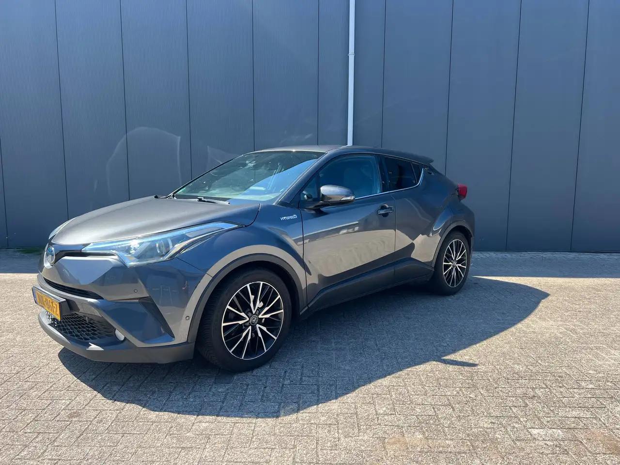 Toyota C-HR C-HR 1.8 Hybrid Executive — photo 1 of 8