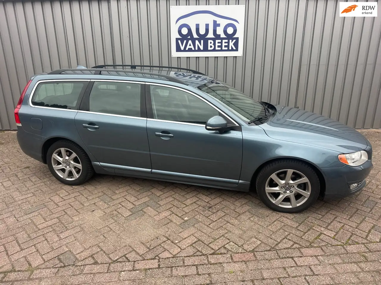 Volvo V70 2.0 D4 Nordic+ — photo 1 of 15