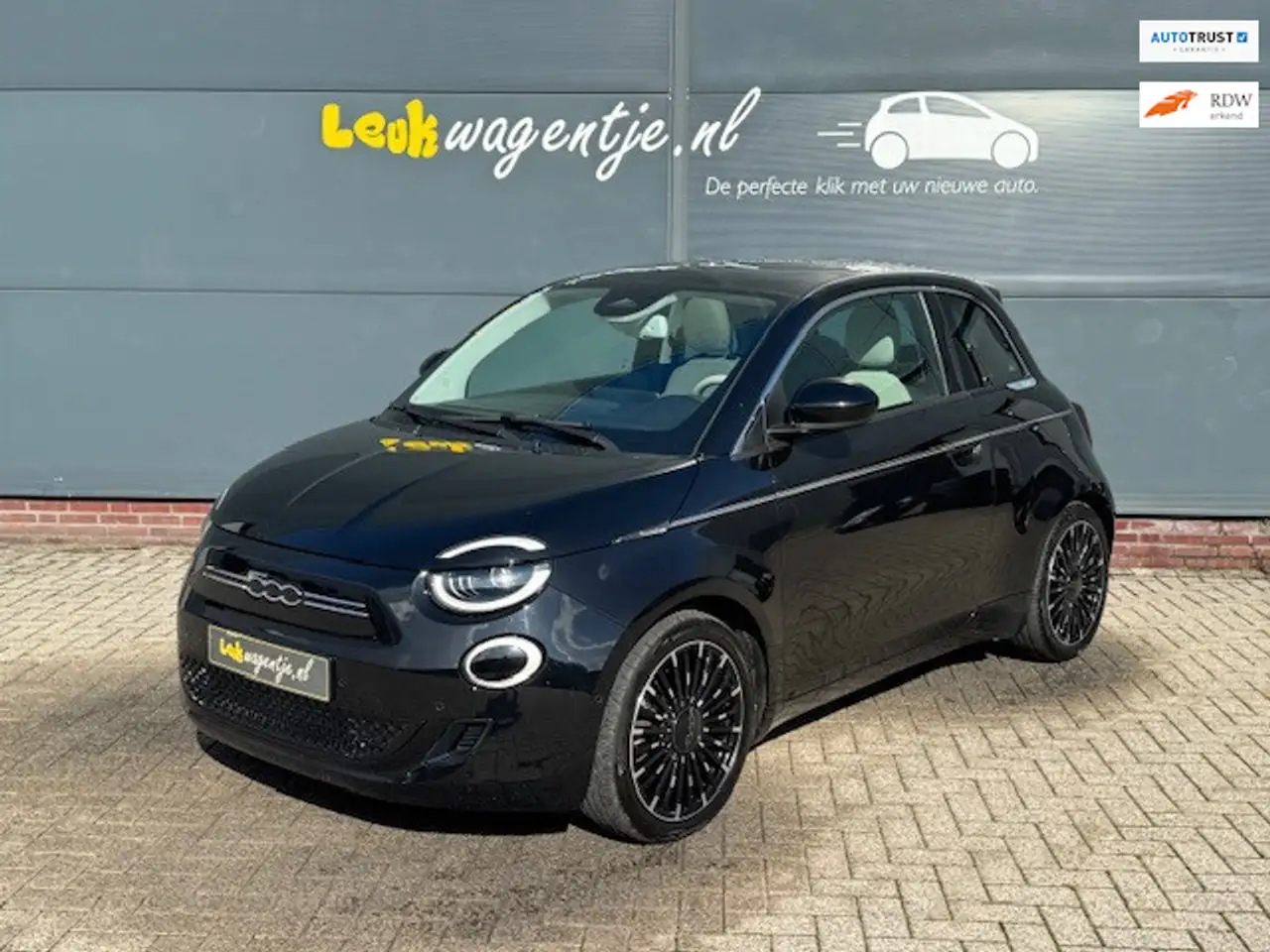 Fiat 500e La Prima 42 kWh *pano *leer *carplay *camera *17” — photo 1 of 40