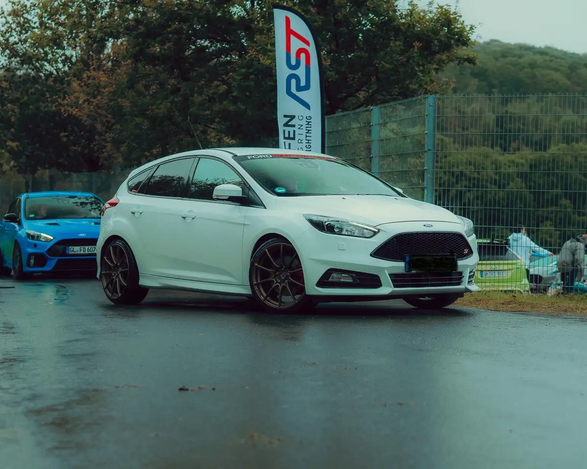 Ford Focus 2.0 EcoBoost ST — photo 1 of 4