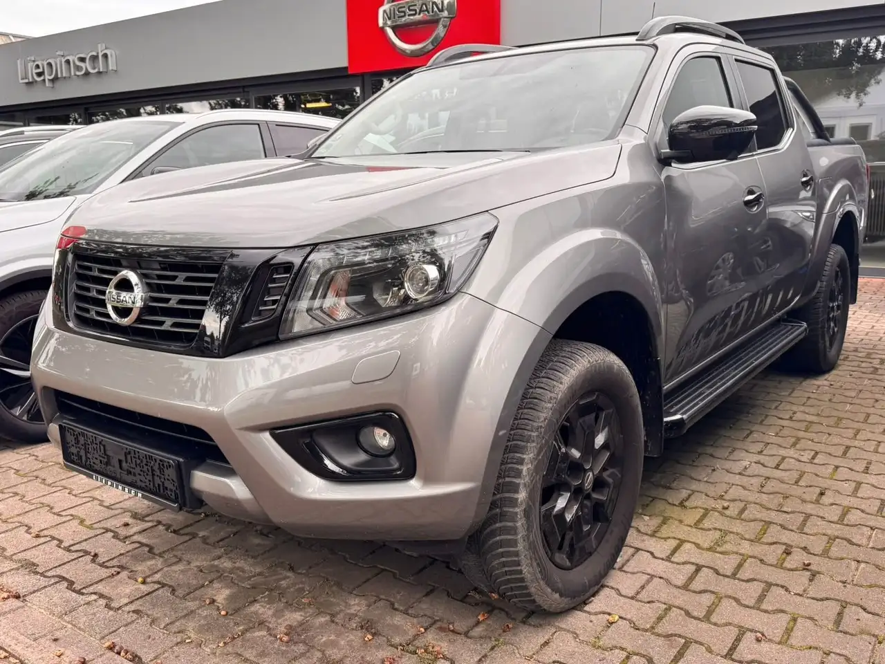 Nissan Navara NP300 N-Guard Double Cab 4x4 — photo 1 of 17