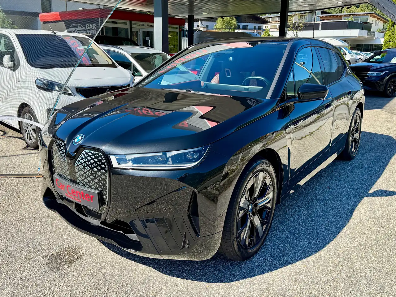 BMW iX 40 xDrive Sportpaket Laser, Luft, 2 Achslenkung — photo 1 of 40
