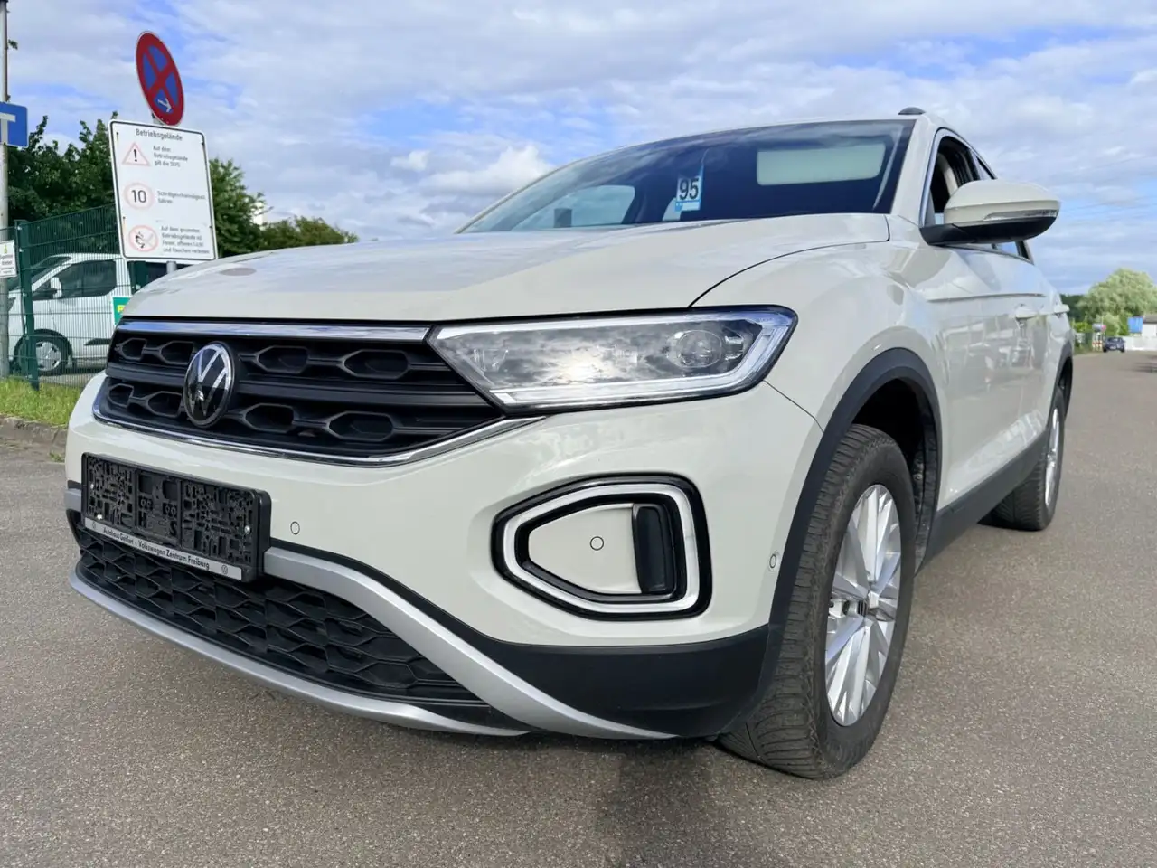 Volkswagen T-Roc Life — photo 1 of 25