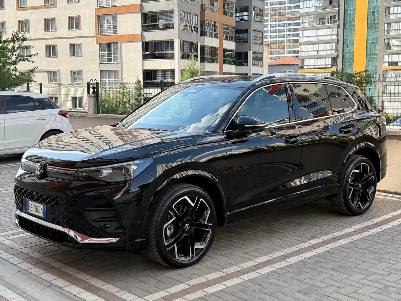 Volkswagen Tiguan 2.0 tdi R-Line Plus 4motion 193cv dsg — photo 1 of 10